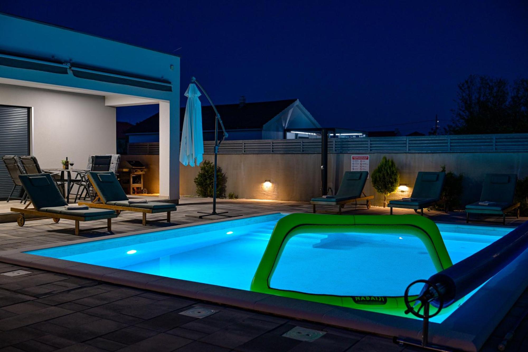 Holiday House Sara With Heated Pool Privlaka  Exterior photo