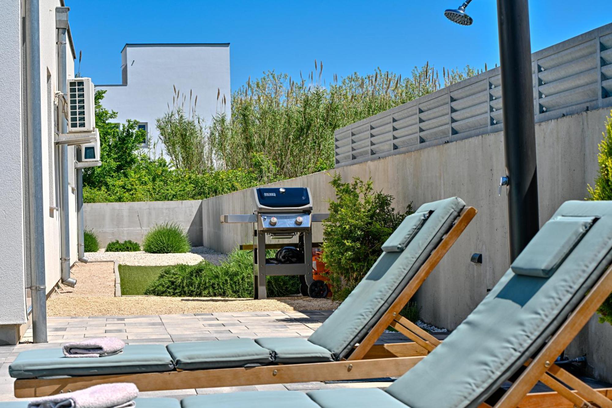 Holiday House Sara With Heated Pool Privlaka  Exterior photo
